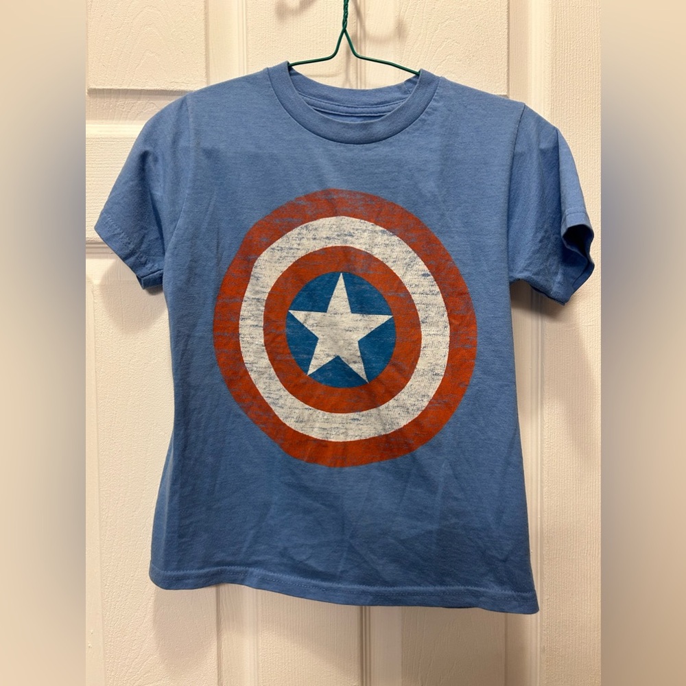 Captain American Marvel short sleeve shirt small